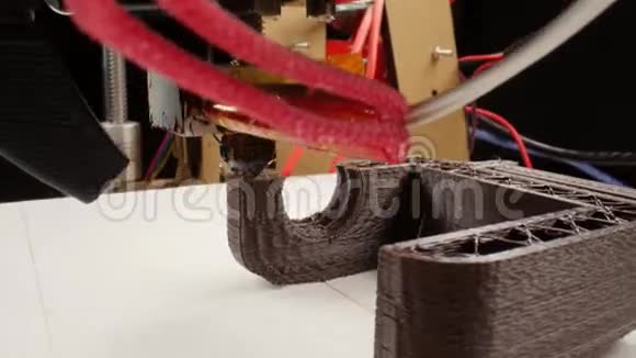 3D打印或添加剂制造和机器人自动化概念三维3D打印机执行产品视频的预览图