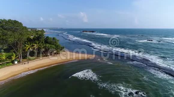 斯里兰卡度假村海沙滩和光波运动的鸟瞰图视频的预览图