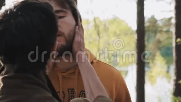 在森林里争吵的时候一个的男人抱着他的朋友胡须的脸视频的预览图