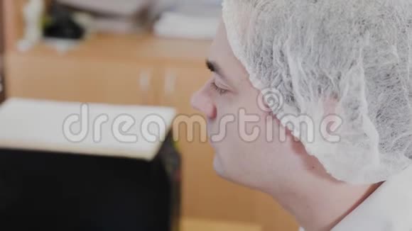 男科学家在电脑上工作视频的预览图