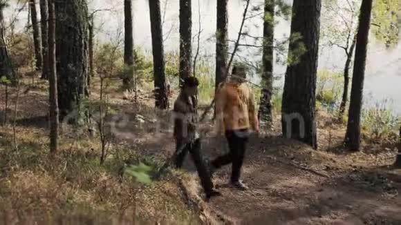 两个男人的朋友漫步在树林小径上在晴天开始争吵视频的预览图