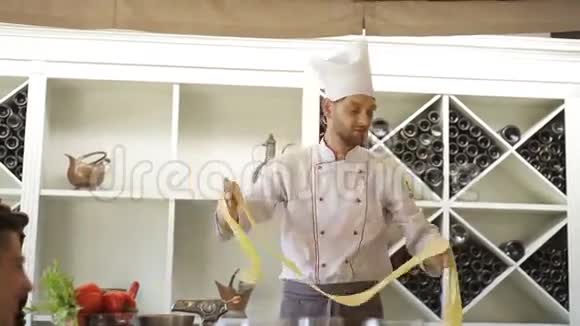 开放式厨房的厨师为客人准备了一份浆糊视频的预览图