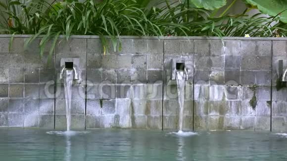 这些水流流入印度尼西亚巴厘岛的水池视频的预览图
