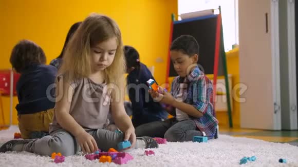 学龄前女孩玩五颜六色的玩具积木视频的预览图
