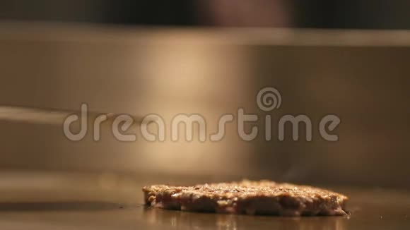 鸡汉堡灶上炒沸油熏厨师用这种方法为对方翻了汉堡视频的预览图