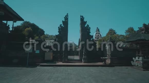 巴厘岛普拉乌伦丹努布拉坦寺正门视频的预览图