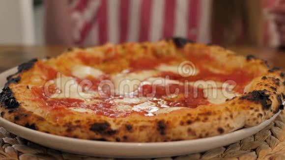 切在比萨饼店的厨师准备一个比萨饼并装饰它与帕尔马干酪胡椒和罗勒视频的预览图