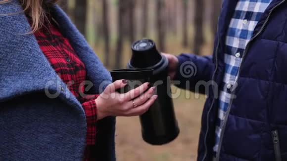 手里拿着热水瓶一个女孩喝一杯视频的预览图