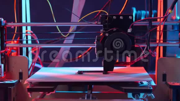 3D打印或添加剂制造和机器人自动化概念三维3D打印机执行产品视频的预览图