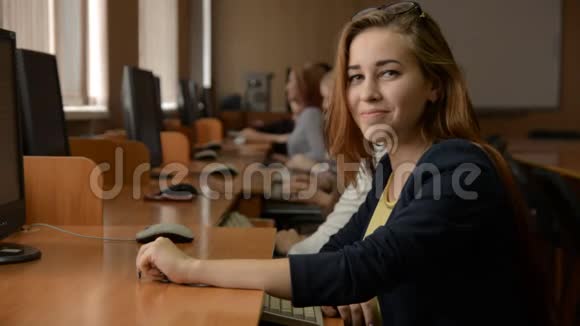 带眼镜的年轻商务女性在电脑工作视频的预览图