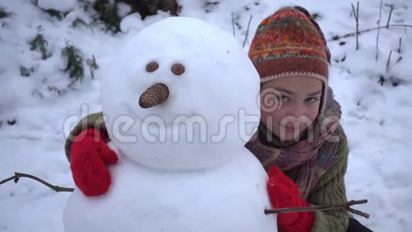 一个冬天的孩子在公园里堆雪人视频的预览图
