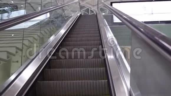 空动楼梯上下运行的特写镜头现代自动扶梯楼梯移动室内视频的预览图