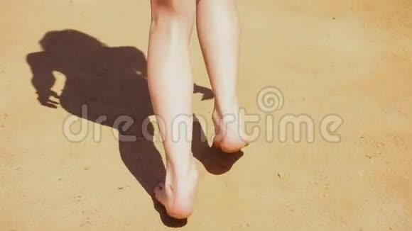 穿着红色泳衣在海滩上奔跑的年轻女孩视频的预览图
