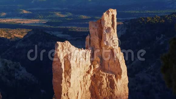 犹他州布莱斯峡谷的神奇岩石令人惊叹的风景视频的预览图