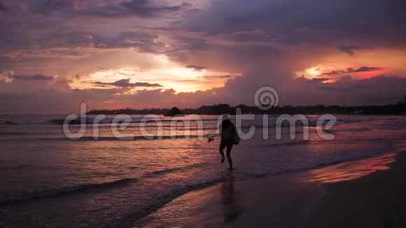 日落时分在海边散步的女孩视频的预览图
