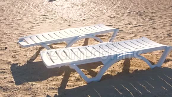 沙滩上有两个日光浴视频的预览图
