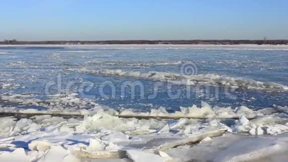 冰在大河上漂流水流打破了冰视频的预览图