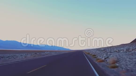 穿过死亡谷国家公园的无尽道路视频的预览图