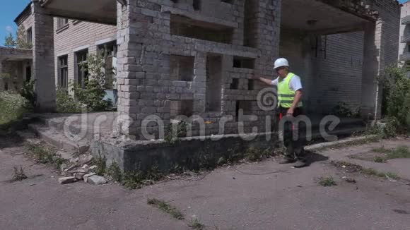 建筑工人检查废弃的旧公寓房屋视频的预览图