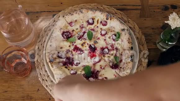 加奶酪蜂蜜和椰子草莓覆盆子的水果比萨饼最好的夏季甜点视频的预览图