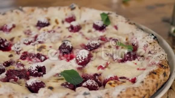加奶酪蜂蜜和椰子草莓覆盆子的水果比萨饼最好的夏季甜点视频的预览图