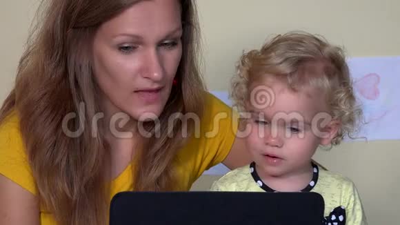 使用平板电脑的漂亮保姆和小孩视频的预览图