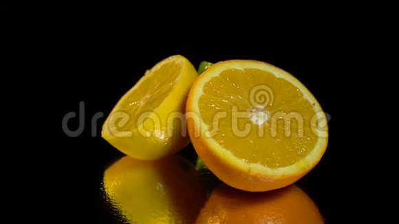 半个柠檬和橙色的黑色背景视频的预览图
