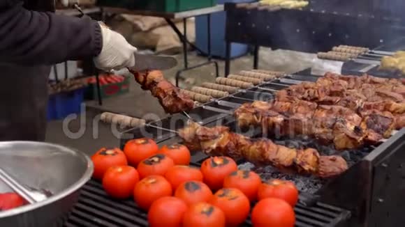 厨师检查烤架上的肉的准备情况烧烤肉烤在木炭上视频的预览图