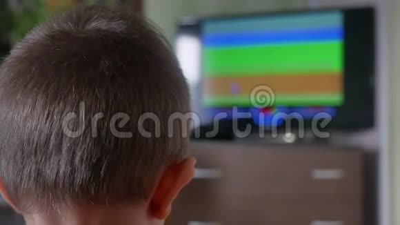欧洲白人男孩玩电脑游戏电玩摩托车比赛视频的预览图