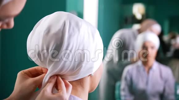 穆斯林妇女把头巾系成漂亮的模特视频的预览图