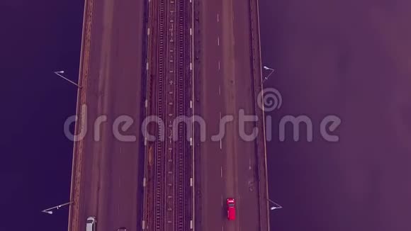 汽车高速行驶的流量汽车驾驶的桥的俯视图视频的预览图
