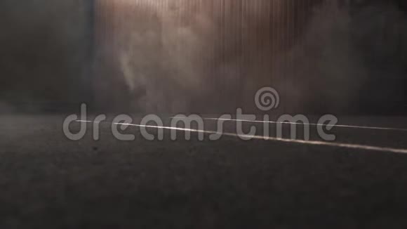 房间里的烟透过阳光透过地板蔓延在米的公寓里发生火灾的开始视频的预览图