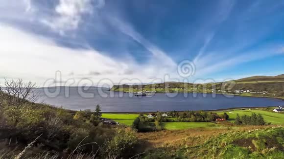 海港村庄Uig的时间流逝背景是外围的赫布里底苏格兰的斯凯岛视频的预览图