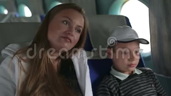 妈妈和太阳在飞机上飞行视频的预览图