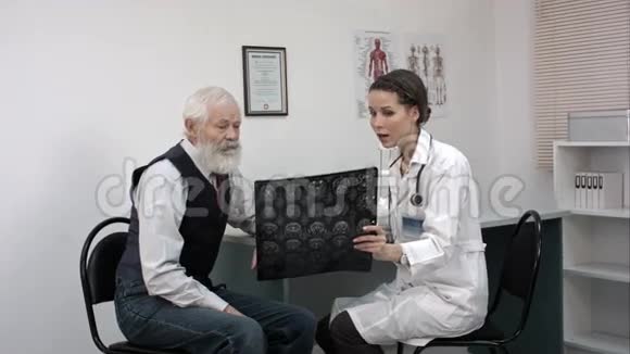 医生向病人解释x光结果视频的预览图