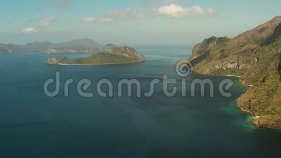 海景从上面看布满雨林的落基岛视频的预览图