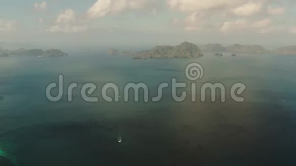 海景从上面看布满雨林的落基岛视频的预览图