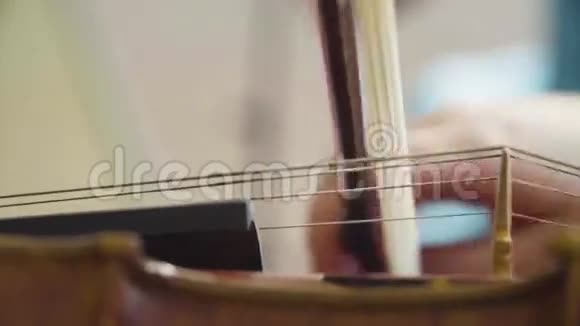 女人手拉小提琴视频的预览图