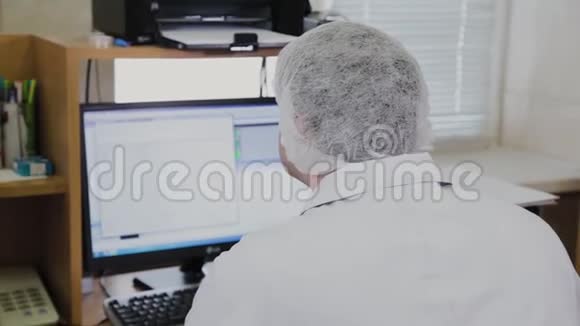 男科学家在电脑上工作视频的预览图