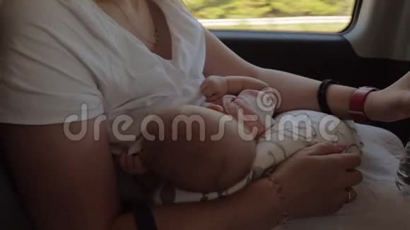 母亲给婴儿喂奶在车里喝水视频的预览图