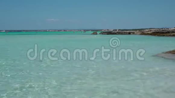 科洛尼亚圣约尔迪塞斯萨利恩斯马洛卡西班牙迷人的Estanys海滩和海边的迷人景观视频的预览图