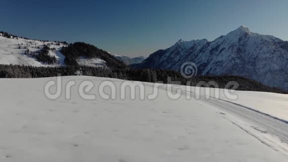 晴天的奥地利山脉视频的预览图
