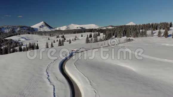 晴天的奥地利山脉视频的预览图