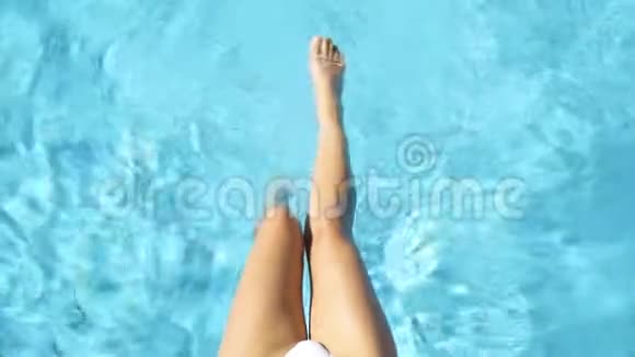女腿在游泳池里飞溅少女视频的预览图