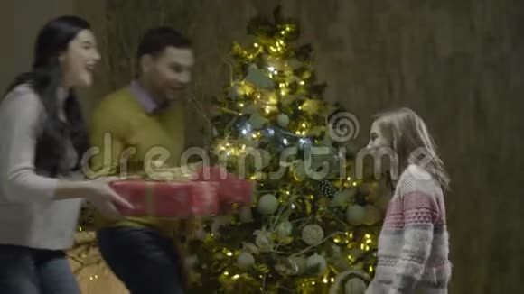快乐女孩带圣诞礼物给父母视频的预览图
