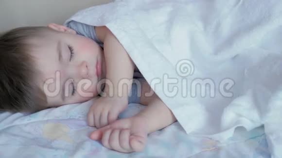 2岁的婴儿睡在婴儿床上视频的预览图