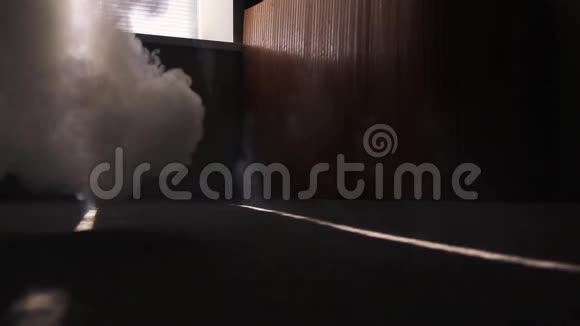 房间里的烟透过阳光透过地板蔓延在米的公寓里发生火灾的开始视频的预览图