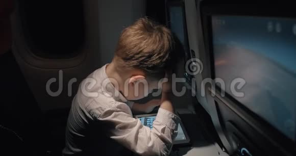 晚上乘飞机旅行时小孩在玩棋盘游戏视频的预览图