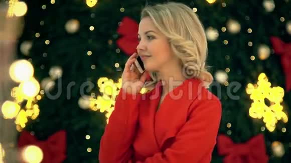 穿红衣的女孩在电话里说话圣诞节节日情绪2视频的预览图