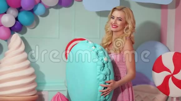快乐的芭比女孩带着一个大棉花糖的气球背景视频的预览图